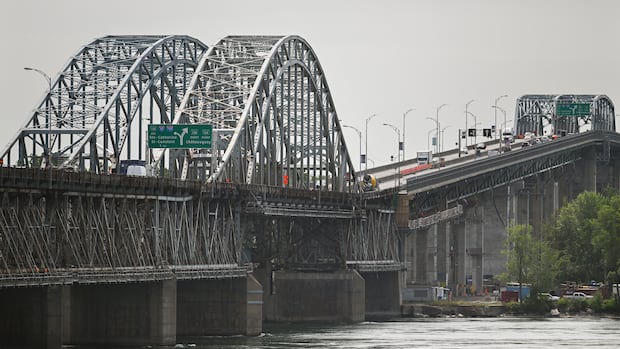 Left lane on Mercier Bridge heading towards Montreal closed indefinitely