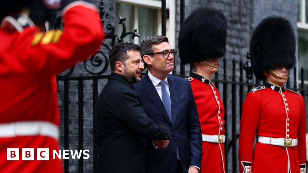 We are behind you and that will not change, PM tells Zelensky - BBC
