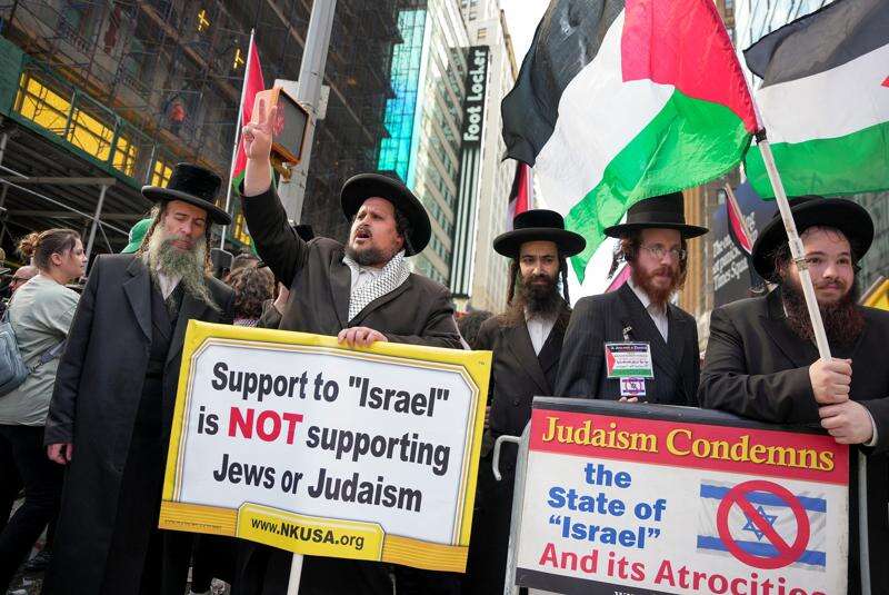 FILE - Orthodox Jews hold signs during a pro-Palestinian demonstration, Friday, Sept. 26, 2025, in New York. (AP Photo/Angelina Katsanis, File)