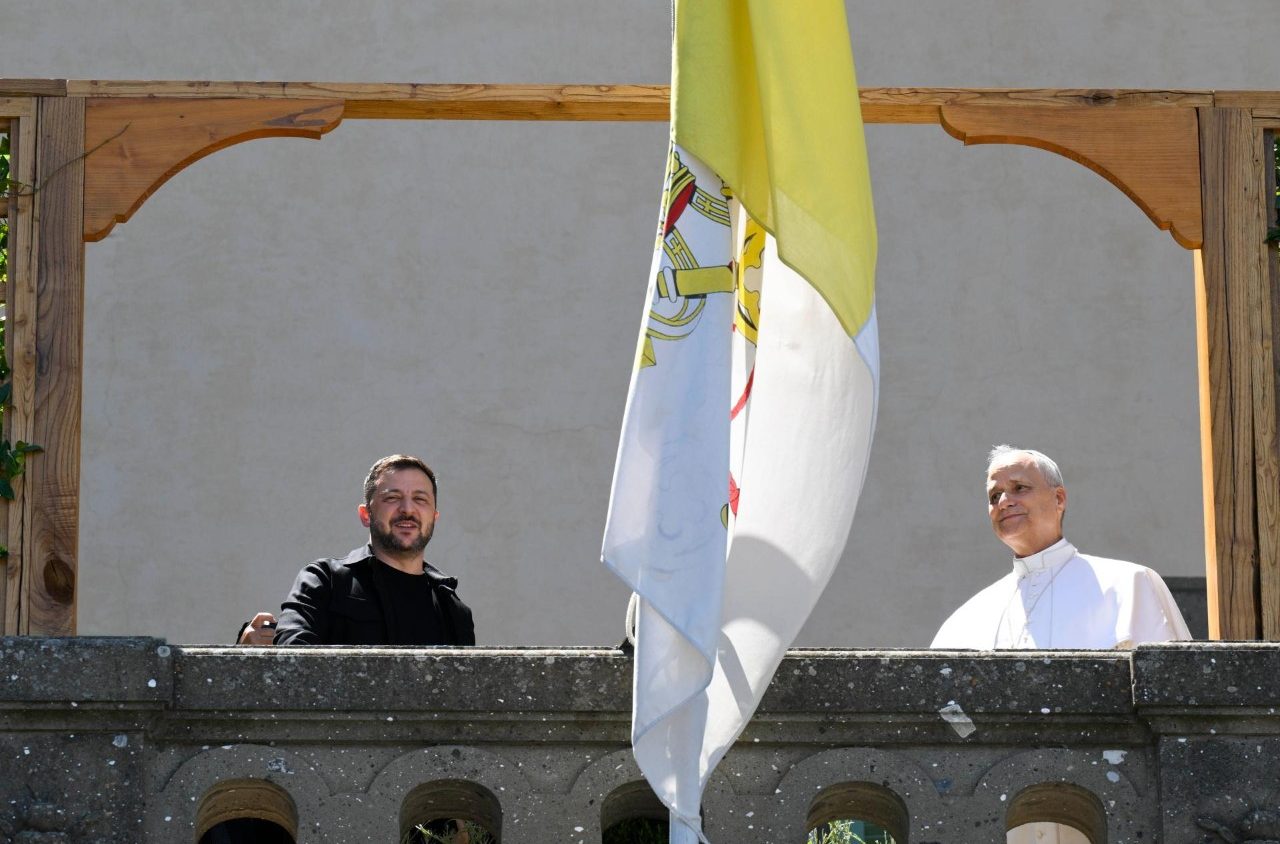 Pope Leo speaks with President Zelensky, calls for humanitarian aid