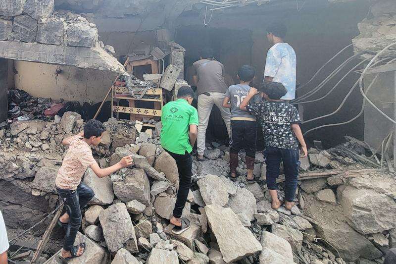 Residents walk amid debris from their homes after a missile strike in Seina, Taiz, Yemen, Tuesday, Oct. 20, 2026. (AP Photo/Marzouq Al Jabri)
