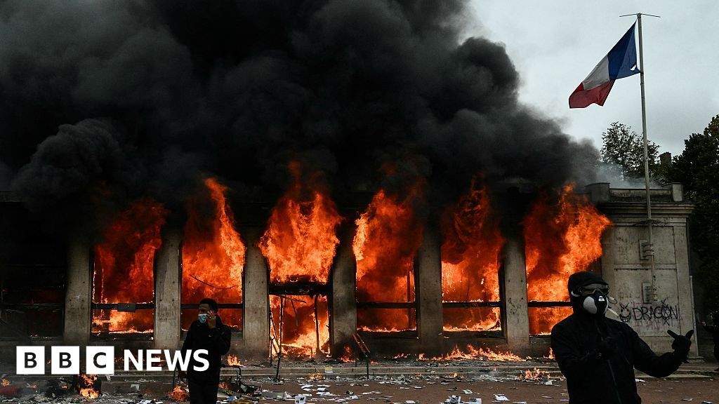 French weekend protests to be limited to union demos only, says Macron - BBC