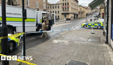 Bristol cordon as bomb squad investigate 'suspicious' item - BBC