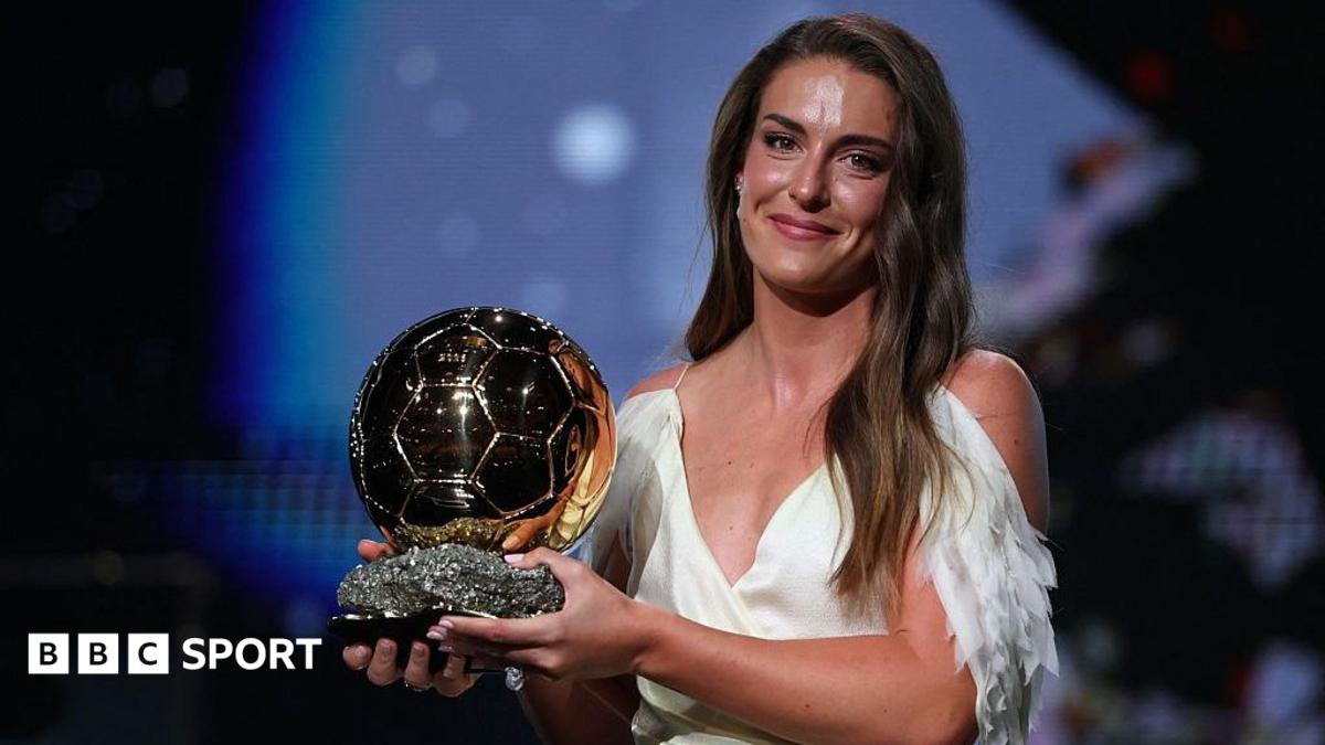 Alexia Putellas with the Ballon d'Or Feminin trophy