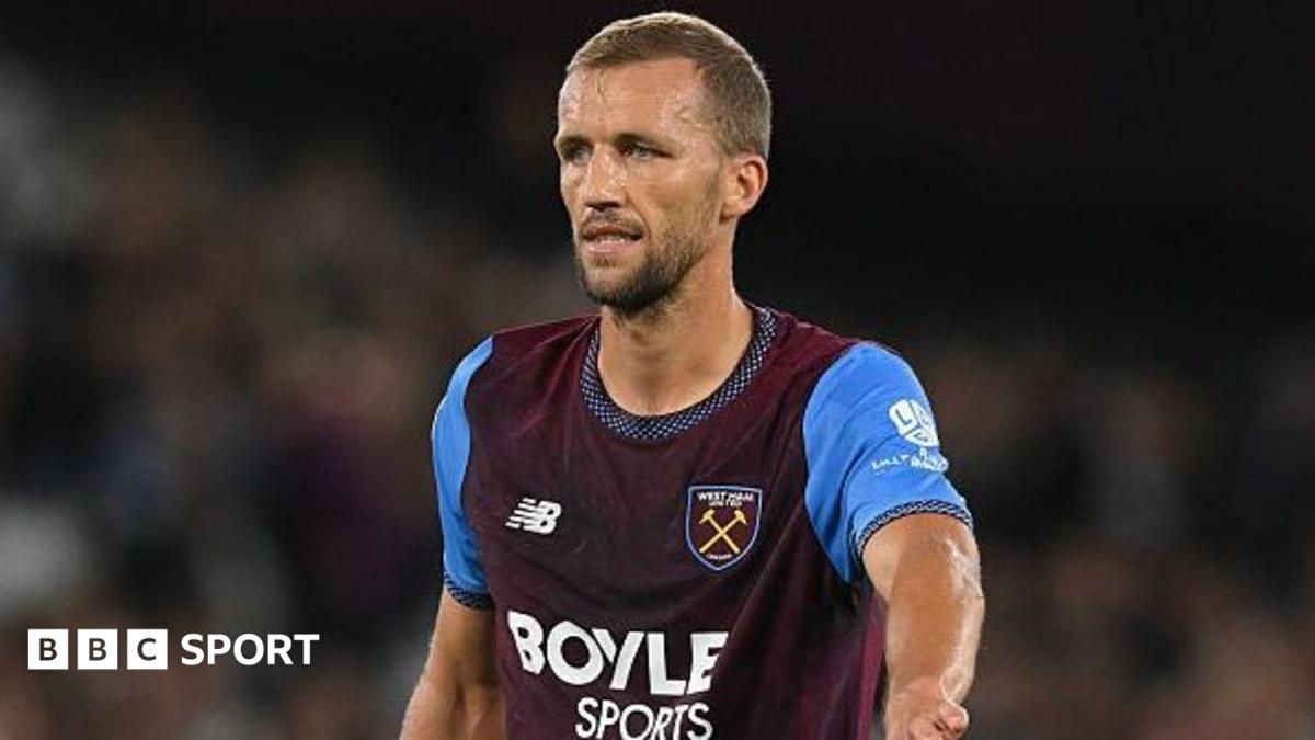 Tomas Soucek in claret and blue West Ham shirt