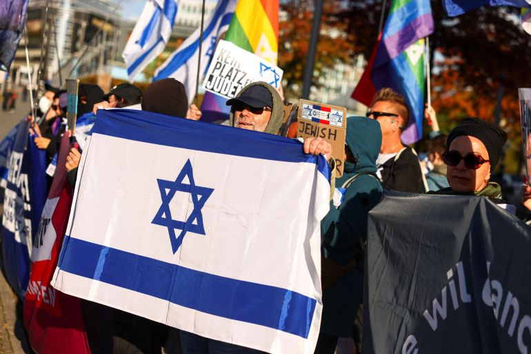 Pro-Israeli counterprotesters gather in opposition to the "United for Palestine" demonstration in Berlin, Germany, October 10, 2026. REUTERS/Christian Mang