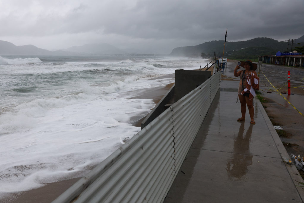Hurricane Simon approaches Mexico's Pacific coast, bringing heavy rain and strong winds to Manzanillo