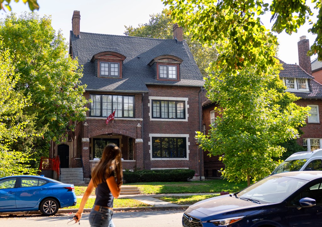 Photo of the AEPi frat house near the UChicago campus.