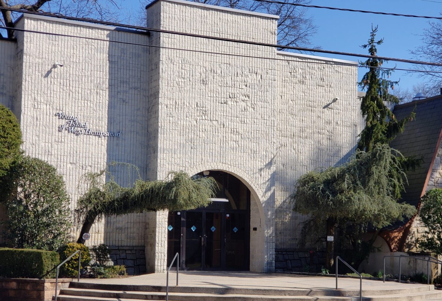 Young Israel of West Hempstead was the scene of an attempted break-in and fire early Oct. 22, when an individual allegedly struck the synagogue&rsquo;s glass entrance with a bat and brought a burning lawn sign to the doorway, according to synagogue officials.