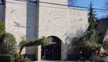 Young Israel of West Hempstead was the scene of an attempted break-in and fire early Oct. 22, when an individual allegedly struck the synagogue&rsquo;s glass entrance with a bat and brought a burning lawn sign to the doorway, according to synagogue officials.