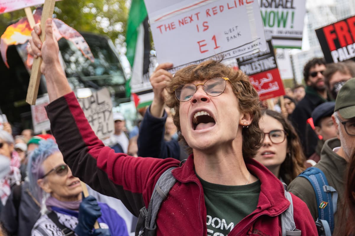 Twenty arrested at pro-Palestine march in central London as protesters clash with police - London Evening Standard