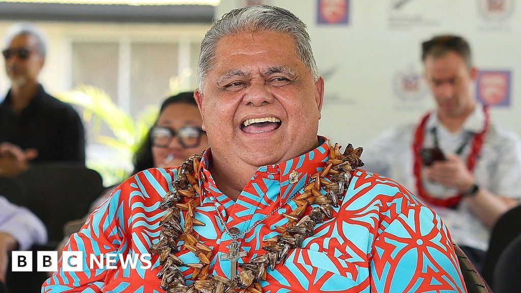 Samoa leader apologises for Nazi salute after video from 2007 emerges - BBC