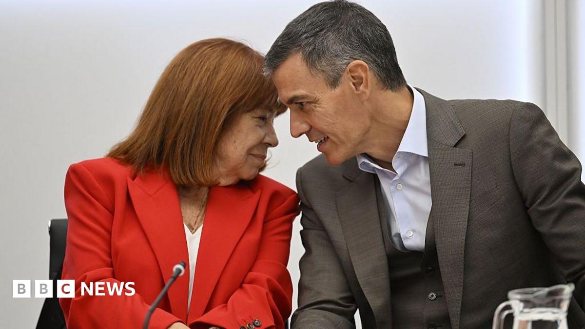 Narbona and Sánchez sit closely as he speaks to her during a meeting