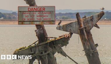 Masts from SS Richard Montgomery taken to Chatham dockyard - BBC