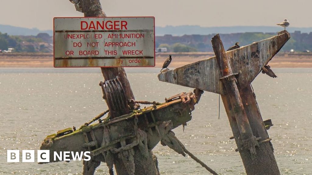 Masts from SS Richard Montgomery taken to Chatham dockyard - BBC
