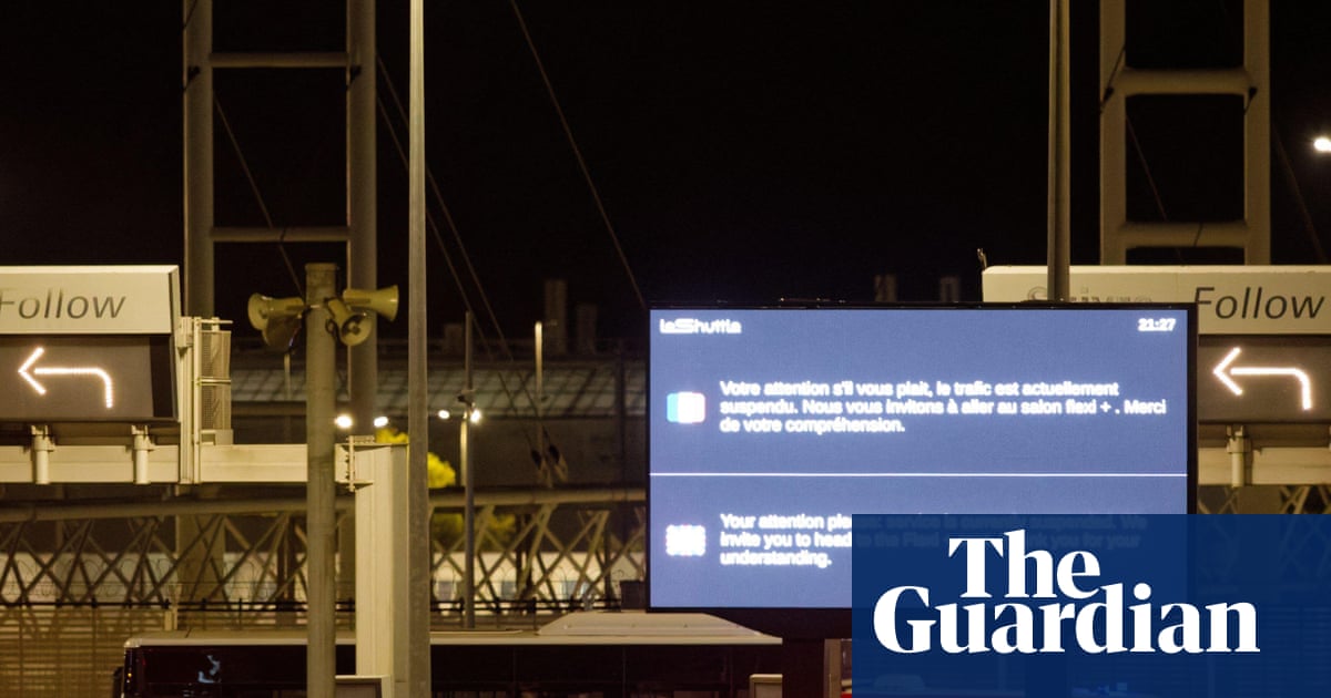 Nineteen injured in minibus accident on Eurotunnel loading platform | France