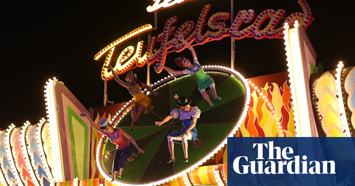 Women given free cycling shorts to prevent upskirting on Oktoberfest amusement ride | Germany