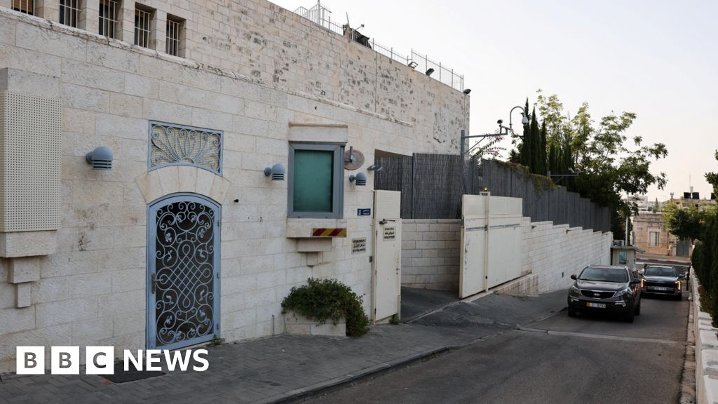 Most UK diplomats to leave East Jerusalem consulate, Israel says, as Miliband says 'vital services' to remain - BBC
