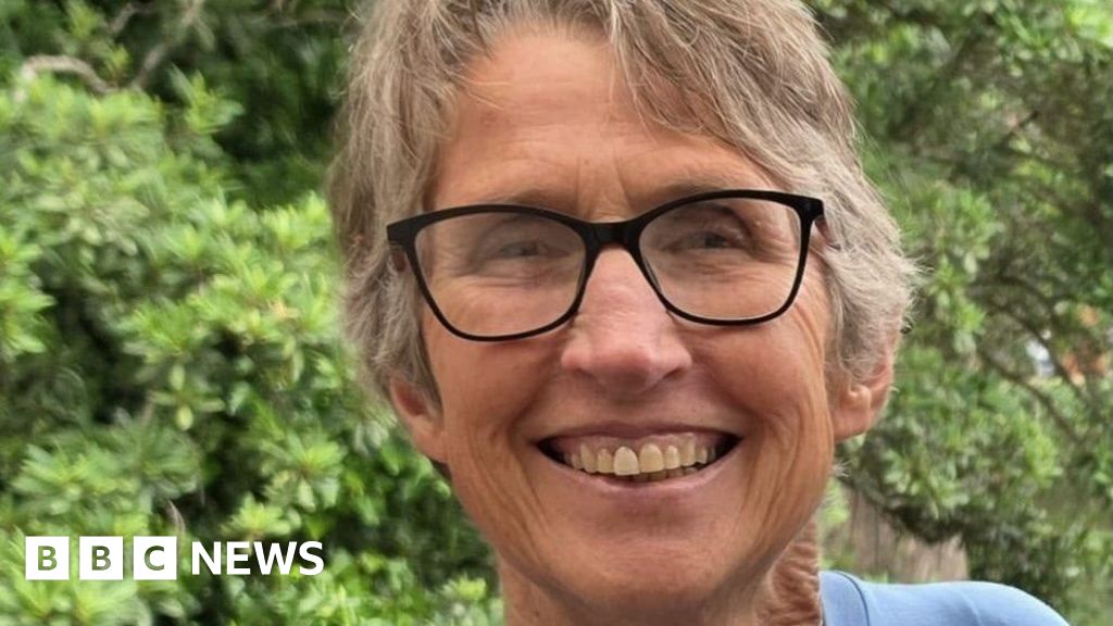 Orient beach attack: South African swimmer killed by shark - BBC