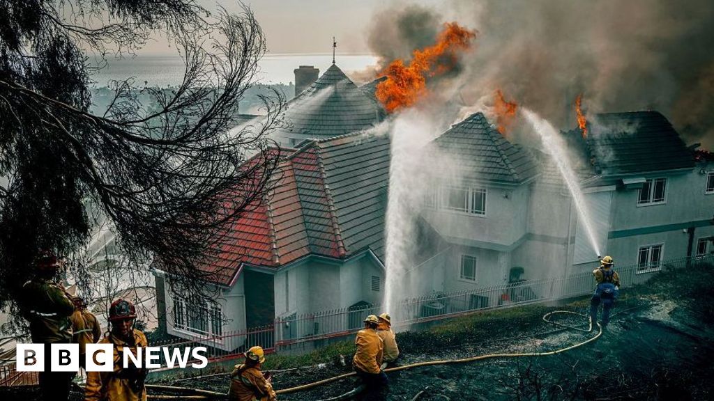 Fast-moving California wildfire burns homes as people are ordered to leave - BBC