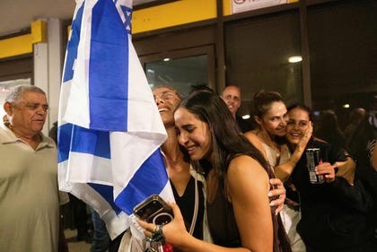 נוסעים שהיו על טיסת פליי דובאי עם נחיתתם בנתב"ג, ביום רביעי. Credit: תומר אפלבאום נוסעים שהיו על טיסת פליי דובאי עם נחיתתם בנתב"ג, ביום רביעי