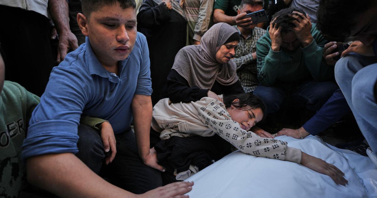 An Israeli pre-dawn strike on a Gaza apartment kills 2 people, and other Mideast news