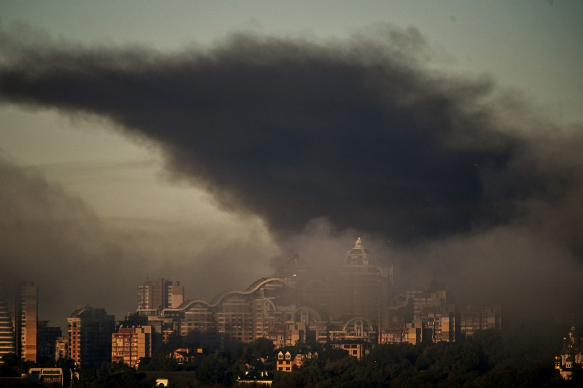 Kyiv Rocked by Repeated Russian Attacks Overnight, 2 Killed After Zelensky’s ‘Massive Strike’ Warning