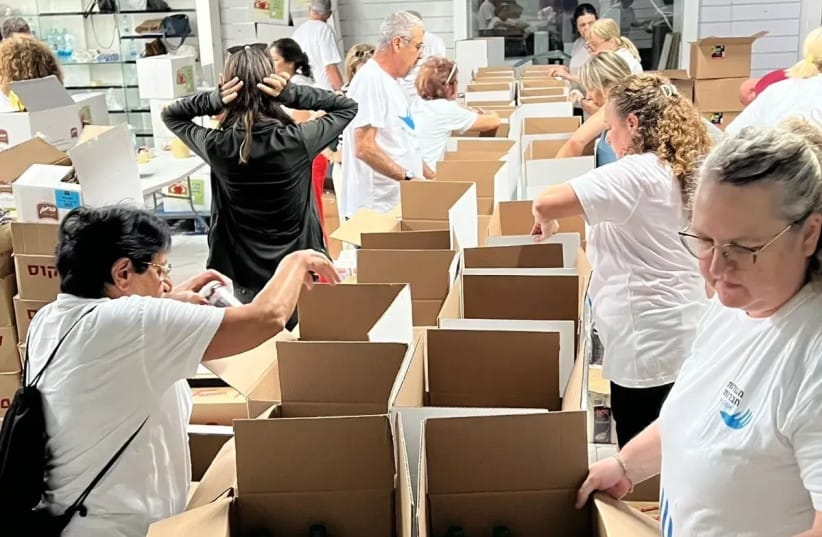 Food basket distribution: Snir Association for Equal Opportunity.