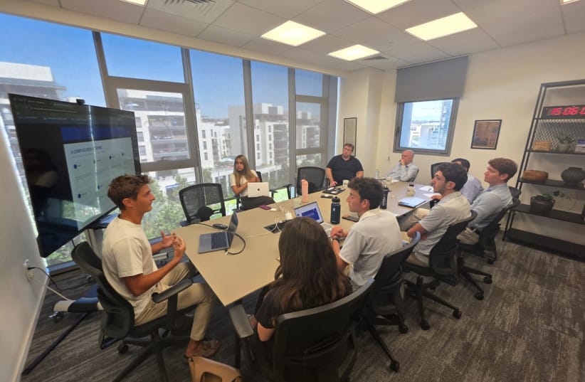 Meeting with American students about research projects on national security issues