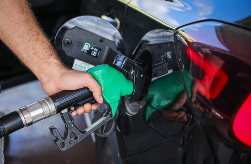 A man fills up his vehicle at a gas station in central Israel, October 1, 2026. Fuel prices rose by 52 agorot at midnight, with the maximum price of 95-octane gasoline reaching NIS 8.27 per liter.