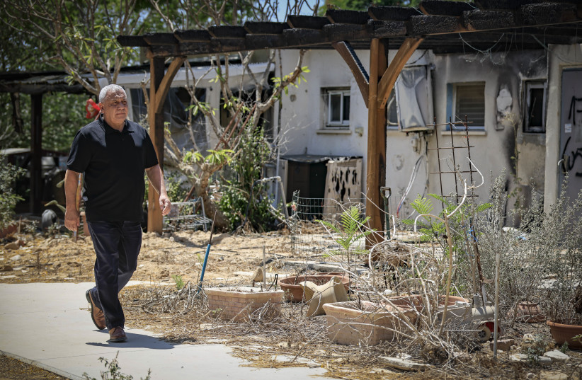 Yashar party chairman Gadi Eisenkot visits Kibbutz Nir Oz, near the Gaza border, as part of his election campaign, August 5, 2026.