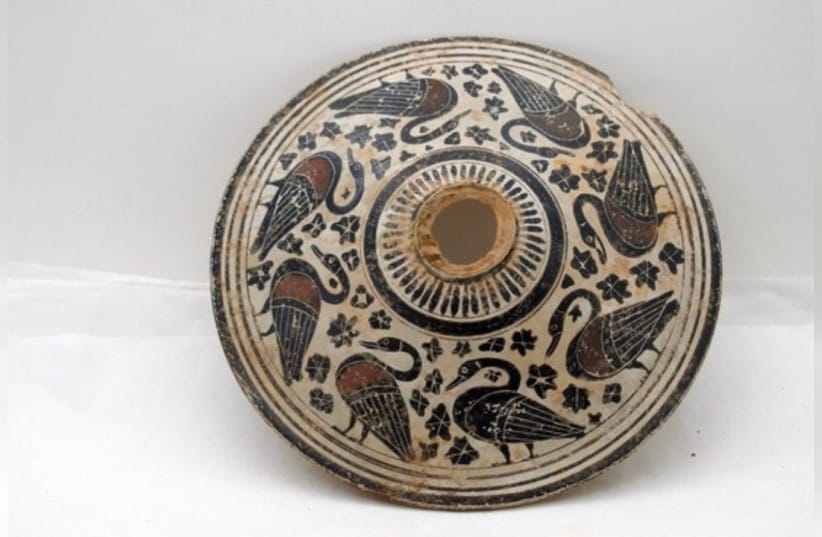 Lid of a Corinthian pyxis decorated with waterfowl amidst floral decoration, dating to the sixth century BCE, return by Israel to Greece, October 13, 2026.