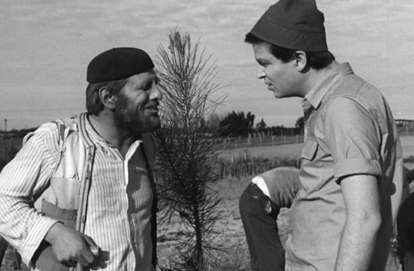 CHAIM TOPOL (left) and Arik Einstein in Ephraim Kishon’s classic, ‘Sallah Shabati.’