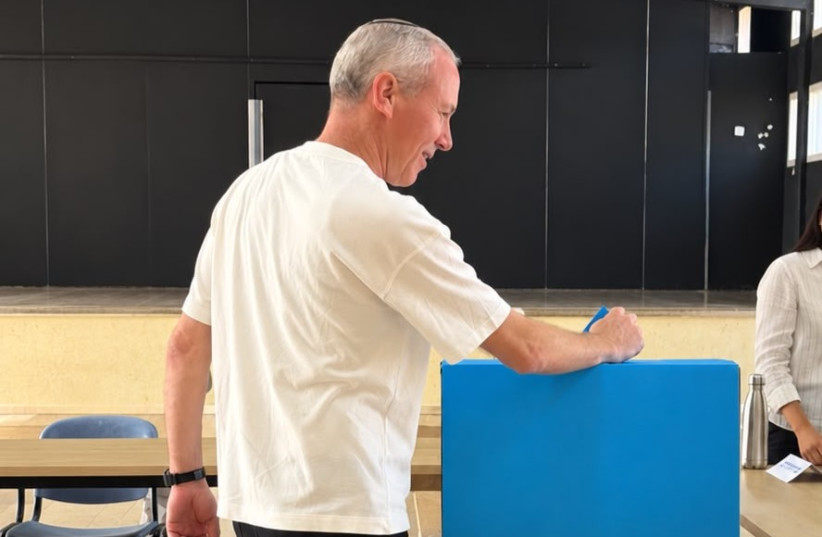 Chili Tropper casts his ballot on October 27, 2026.