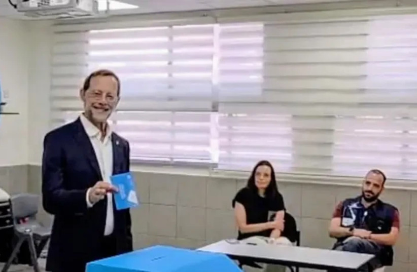 Mosh Feiglin casts his ballot, October 26, 2027.