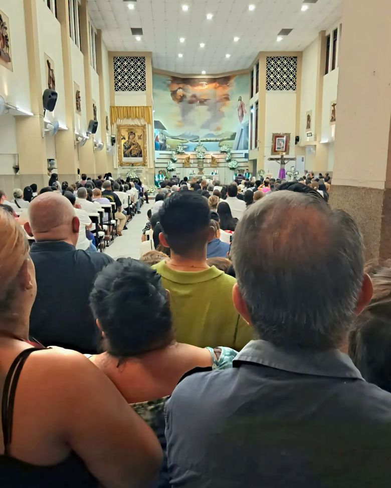 An image of the congregation at a memorial service for Sánchez