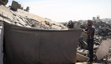 Israel’s Yellow Line in Gaza advances, leaving displaced with nowhere to go | Israel-Palestine conflict News