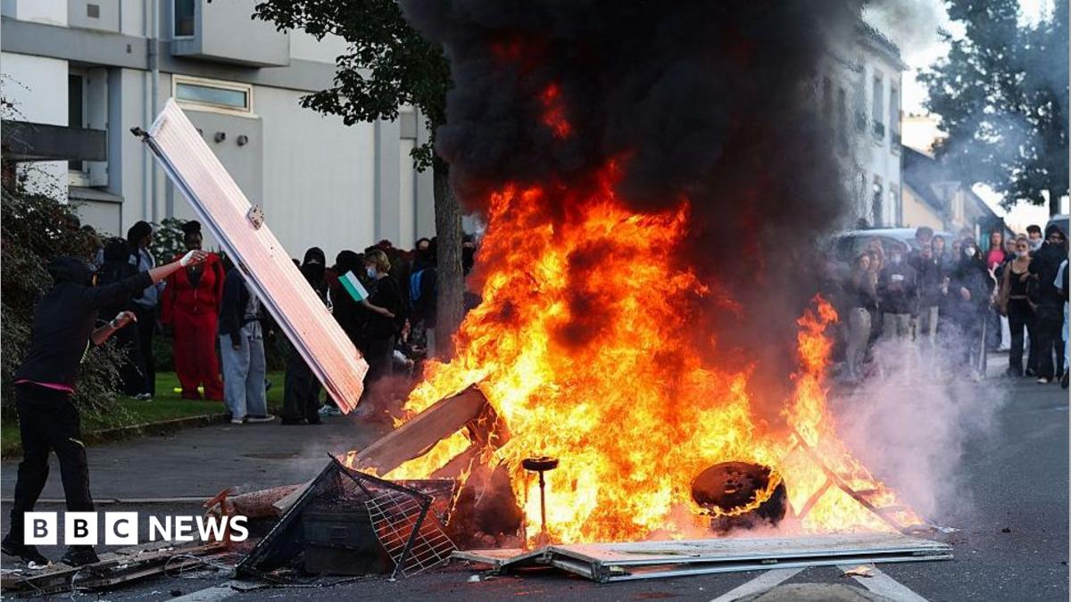 France school protests: Hundreds of schools closed and 40 headteachers hurt