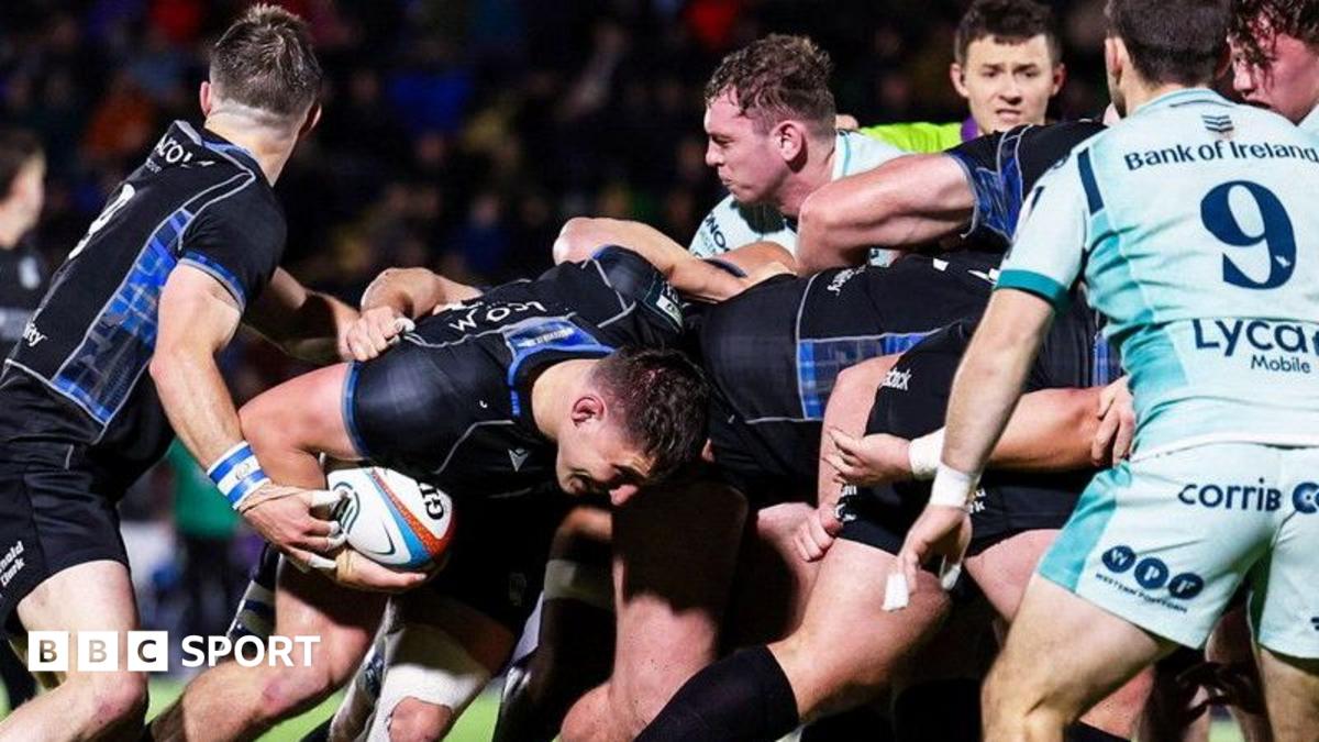 Rory Darge on his way to scoring Glasgow's second try