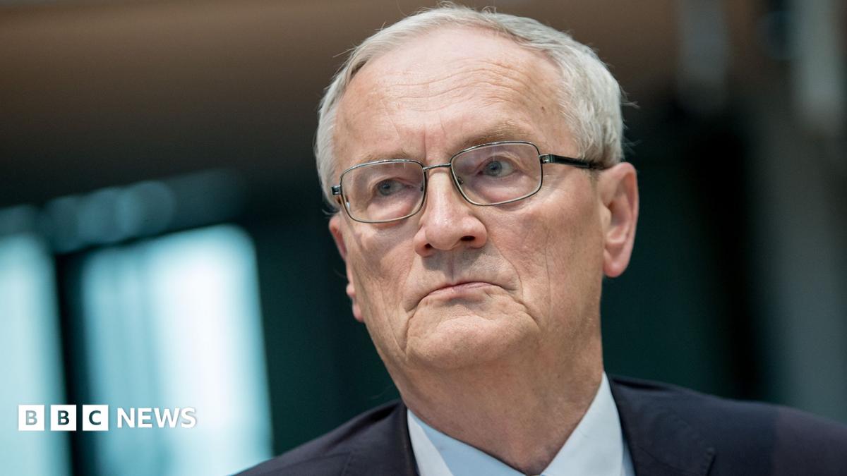 August Hanning in Berlín in 2015. He is wearing a suit and looking forward.