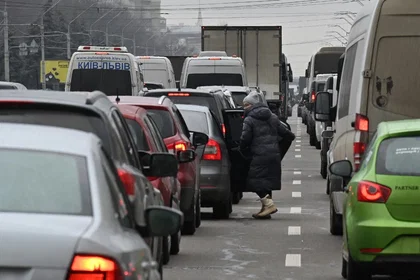Kyiv Grinds to a Halt as Russian Strikes Shut Bridges, Force People to Walk