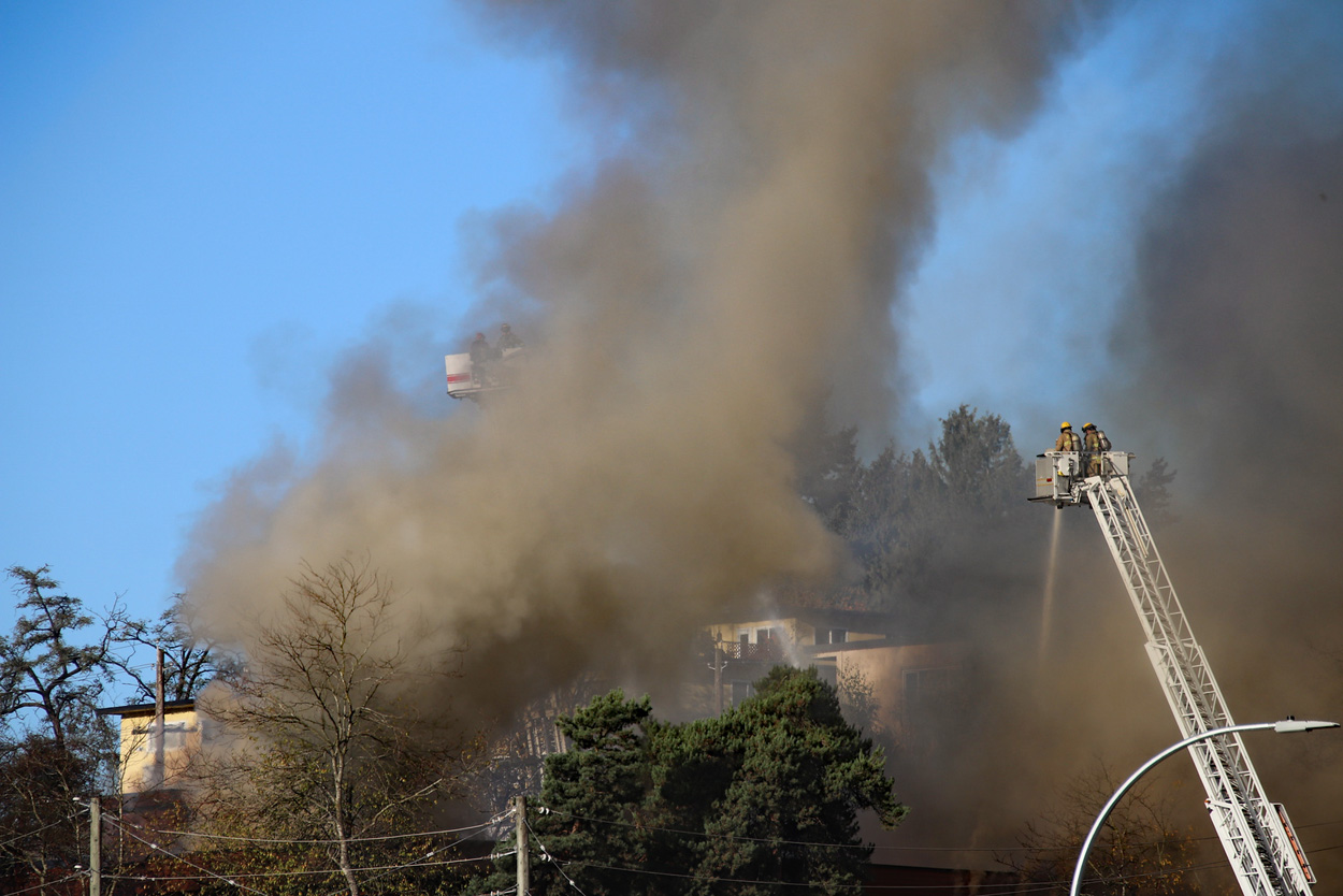 Large blaze rips through New Westminster apartment building 