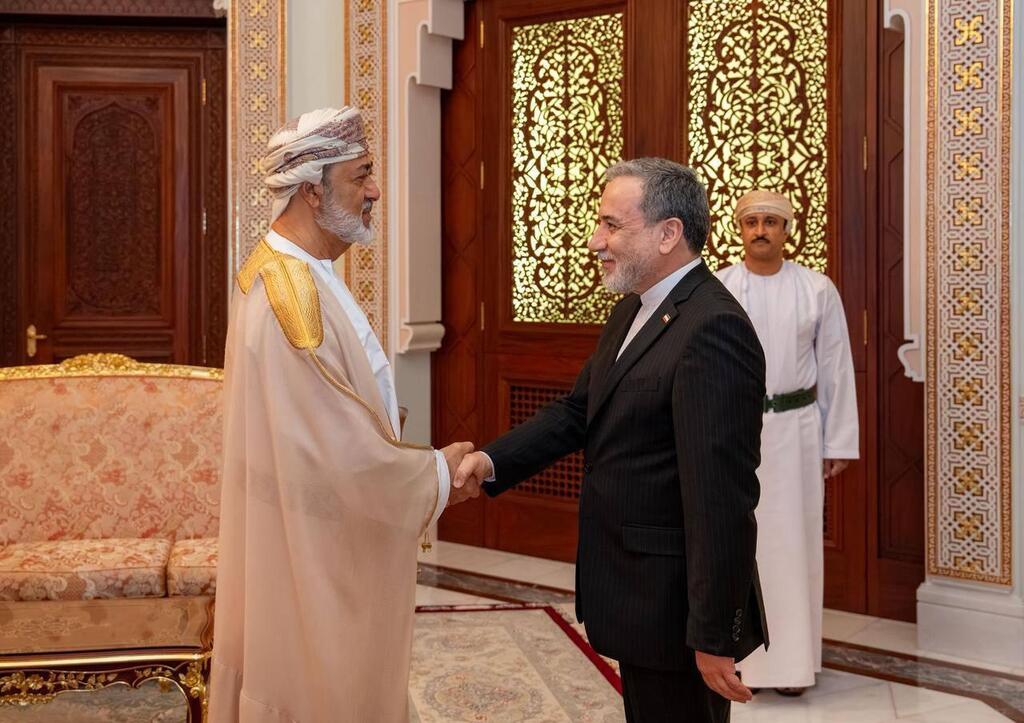 Iranian Foreign Minister Abbas Araghchi (right) meets with Omani Sultan Haitham bin Tariq שר החוץ האיראני עבאס עראקצ'י בפגישה עם סולטן עומאן היית'ם בן טארק