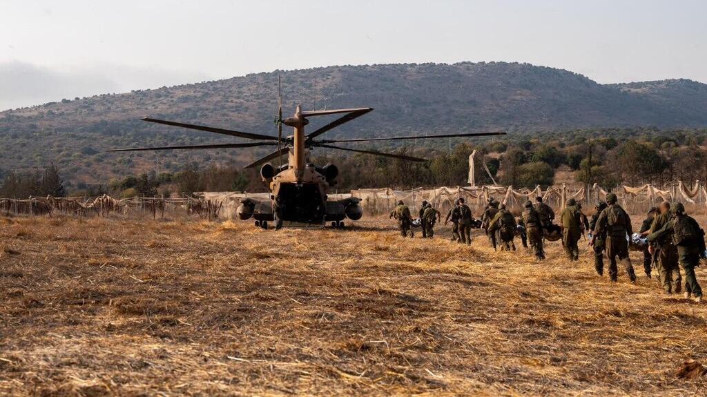 IDF soldiers receive a briefing ahead of the evacuation of wounded students from Ramim Ridge (Photo: IDF) חיילים בתדריך לפינוי פצועים בפיצוץ ברכס רמים