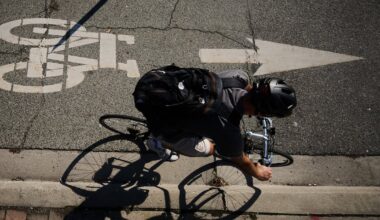 Toronto traffic: voters remain split on bike lanes, poll shows