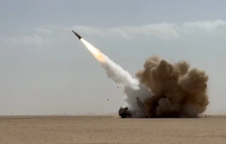 A rocket launching in a desert area leaving a large pile of smoke behind (Photo: US CENTRAL COMMAND (CENTCOM) / AFP) 