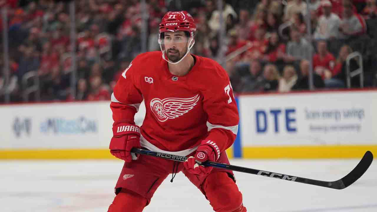 'We want Larkin': Canadiens fans send message to Red Wings star