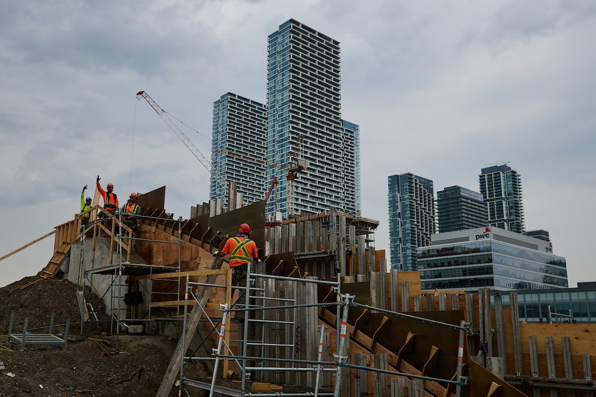 Investors buying unsold Toronto condos at 40% discount to original selling price, report finds