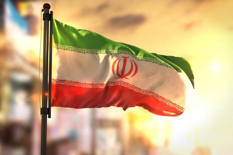 Iran's national flag waves in the wind (Photo: Hamshahrionline)
