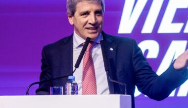 Argentina to give 'golden passport' to foreigners that make a $350,000 contribution to its treasury